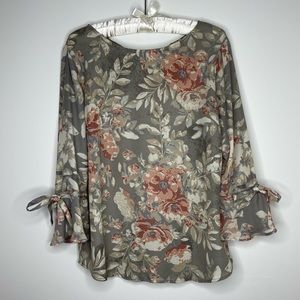 Violet + Claire Gray Floral Flutter Sleeve Blouse S